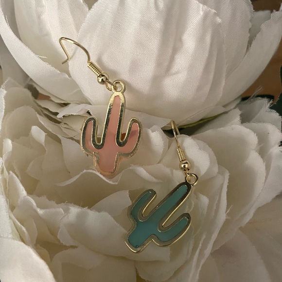 Cute and funky green cactus earrings - Picture 5 of 6